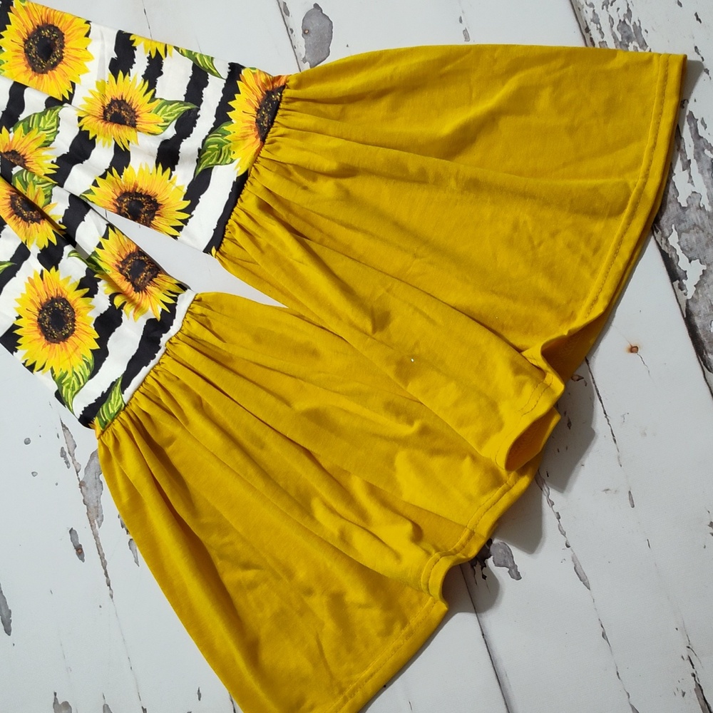 Sunflower Print Kids Bell Bottoms Size 6/8 - Picture 2 of 3